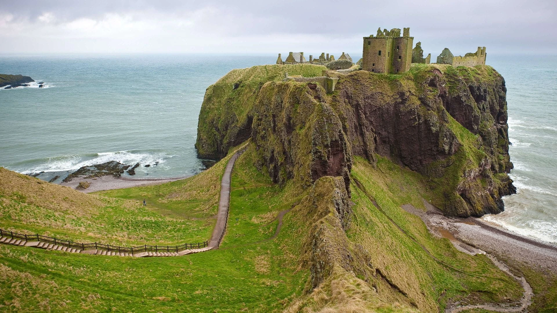 Chateau écossais au bord d'une falaise